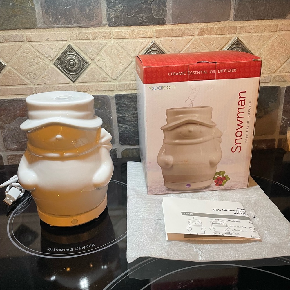 Sparoom Snowman Ceramic Oil Diffuser with USB cord to settings & off button